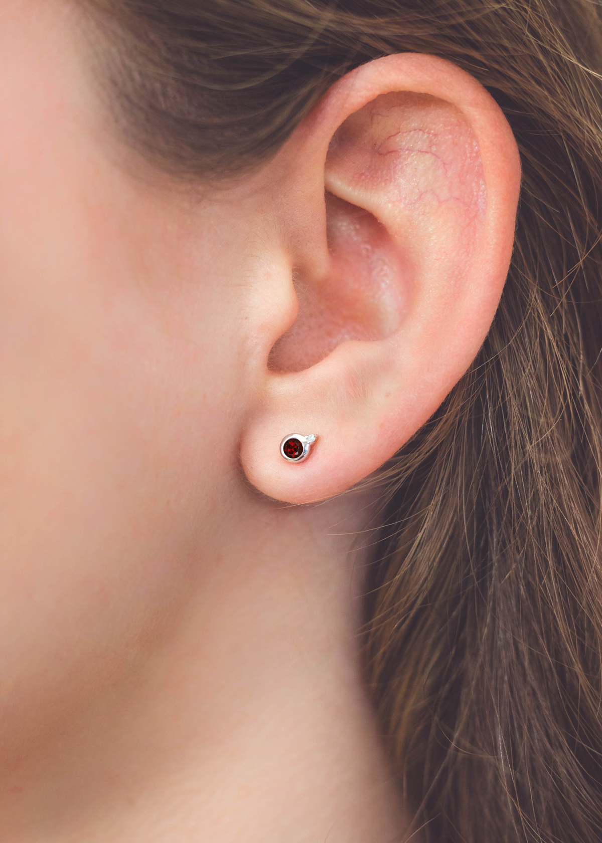 NATURAL GARNET AND TWO NATURAL DIAMOND JANUARY EARRINGS SILVER