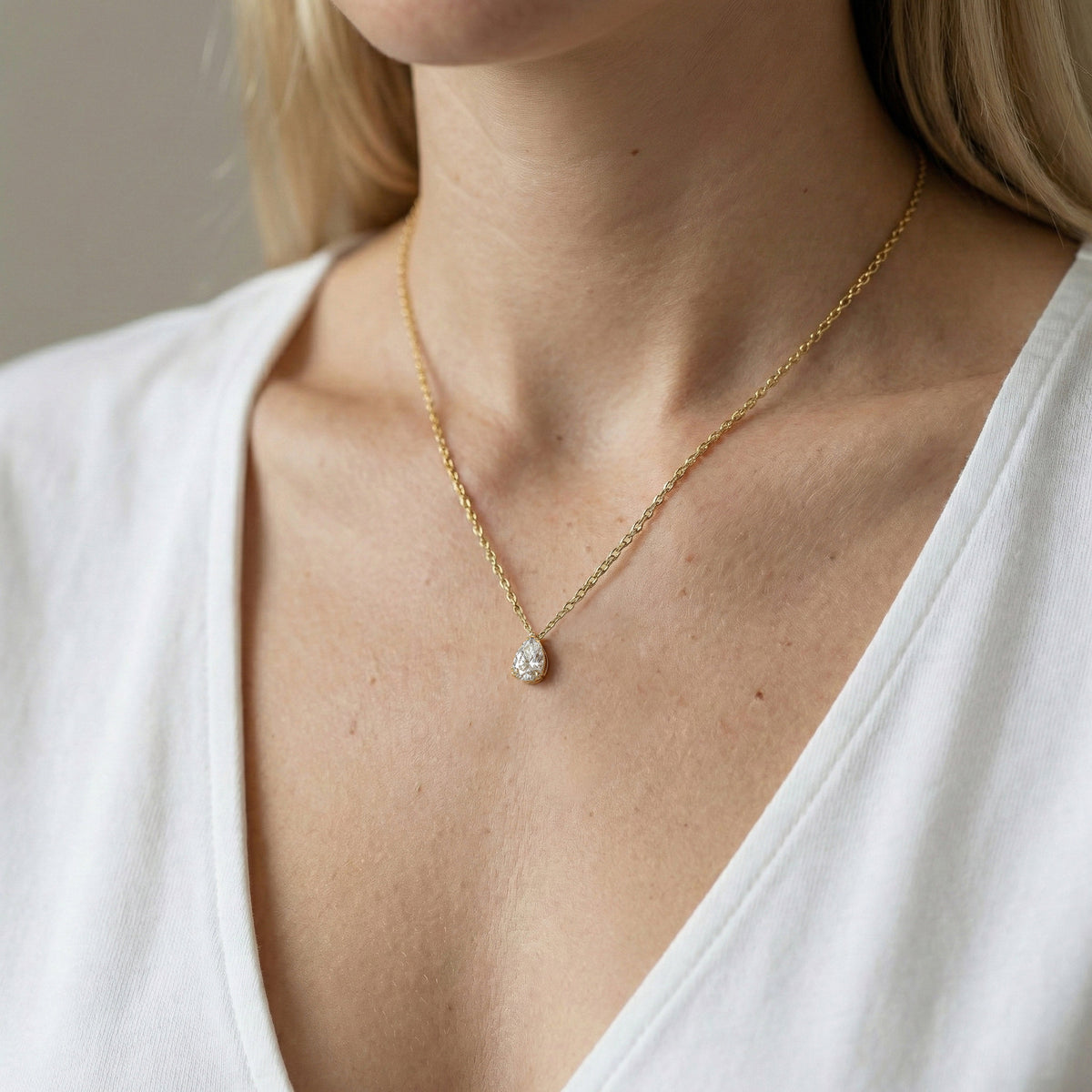 GEORGINI ELEGANT ESSENTIALS 7MM PEAR CUT HIDDEN HALO PENDANT GOLD