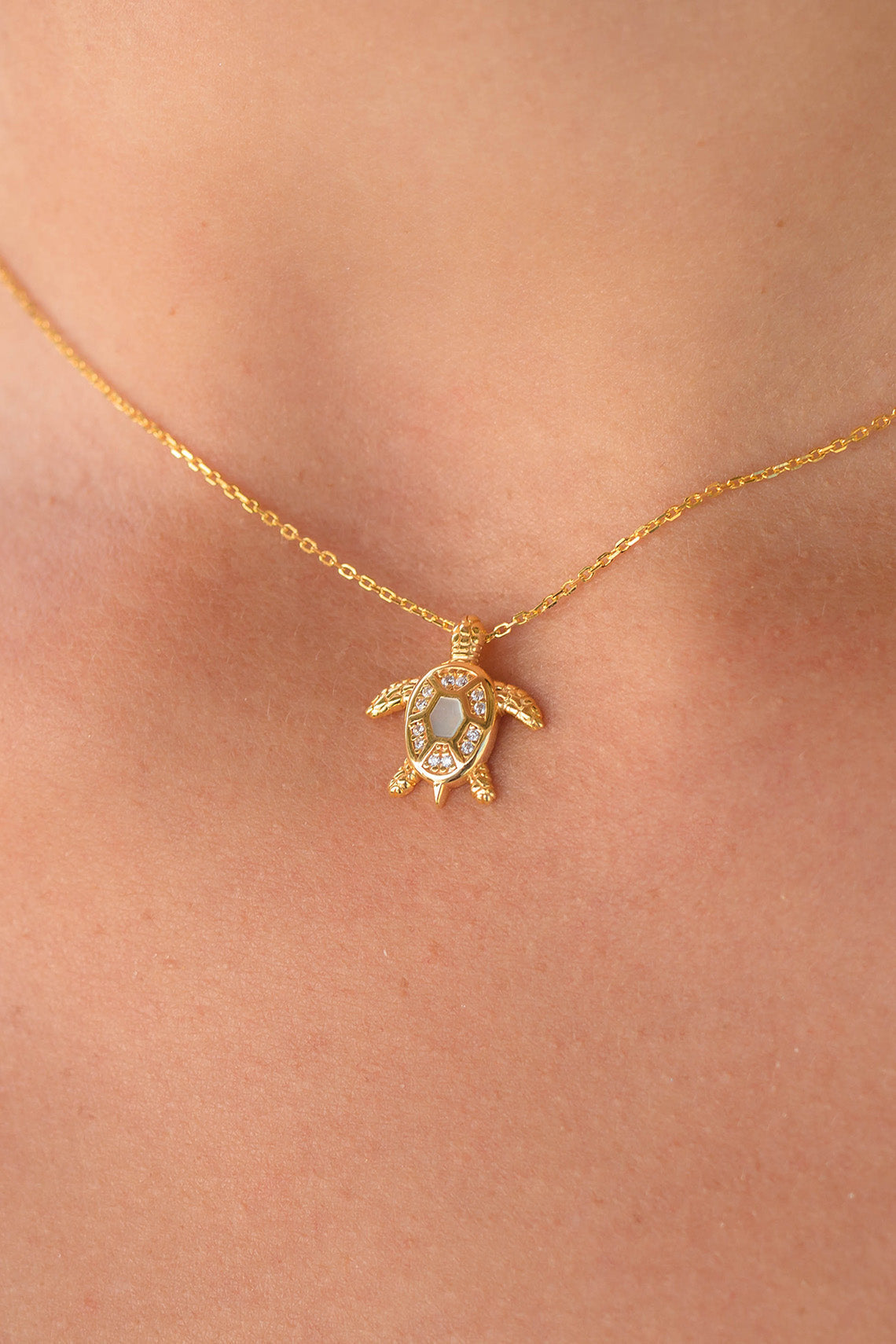 OCEANS SEA TURTLE MOTHER OF PEARL NECKLACE GOLD