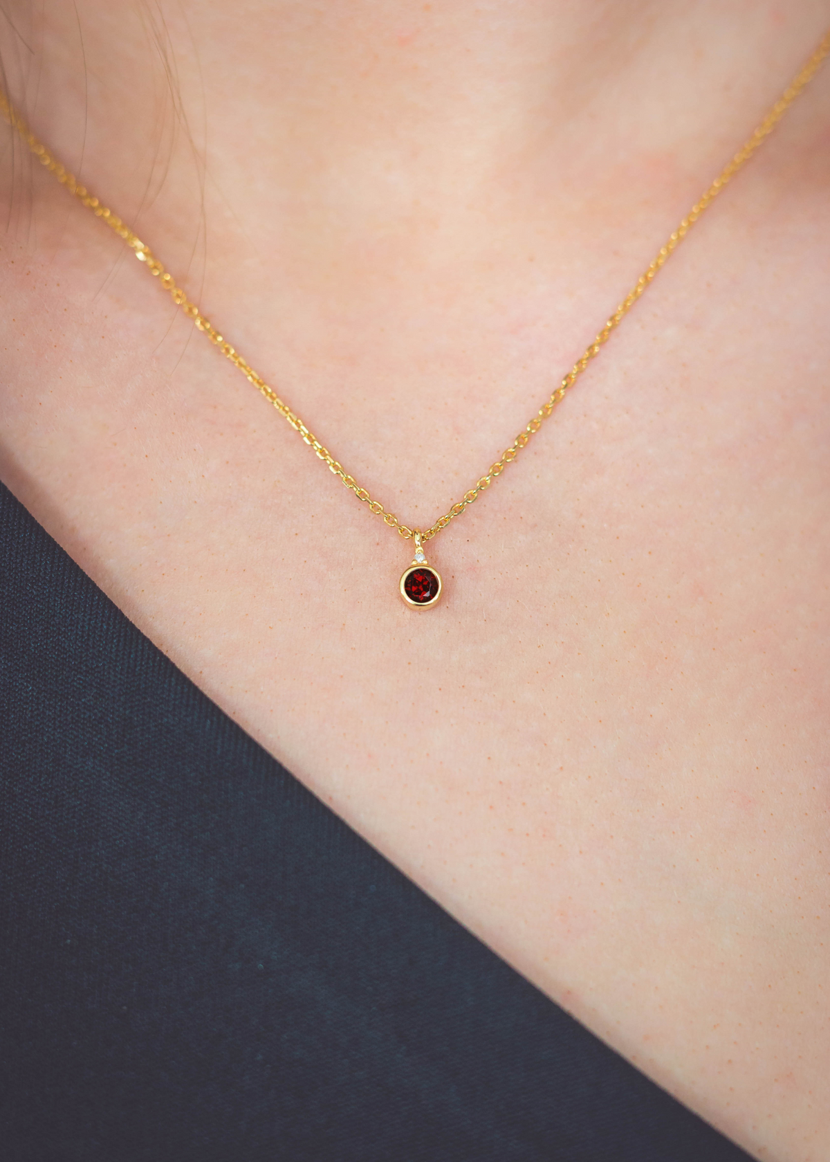 NATURAL GARNET AND DIAMOND JANUARY PENDANT GOLD