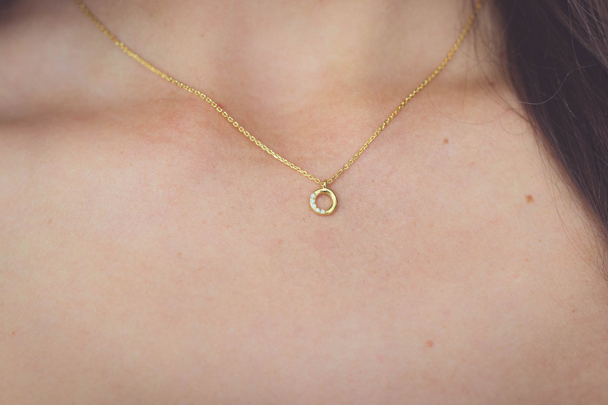 FIVE NAURAL DIAMOND CIRCLE PENDANT GOLD