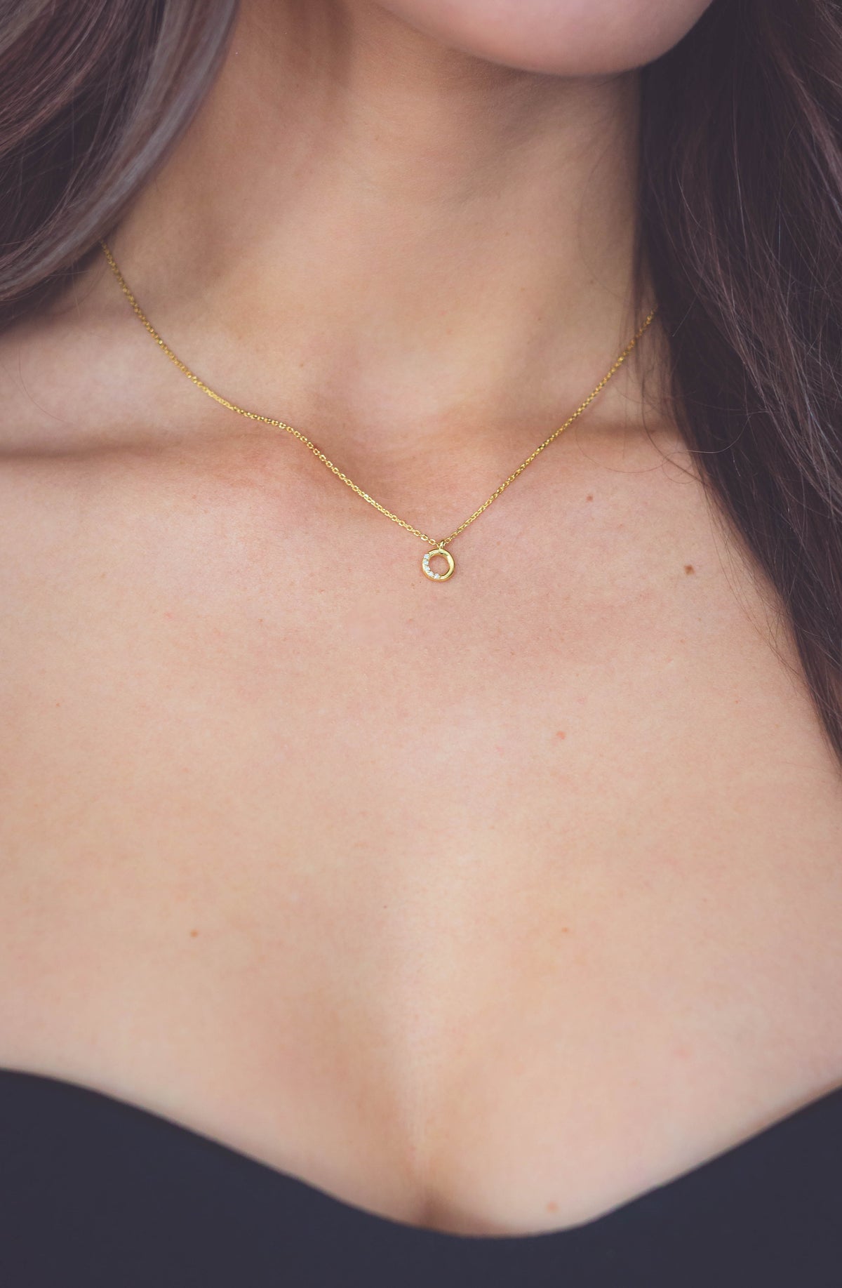 FIVE NAURAL DIAMOND CIRCLE PENDANT GOLD